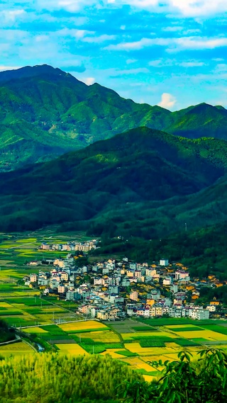 美丽的山间小镇