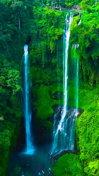 高山瀑布飞流