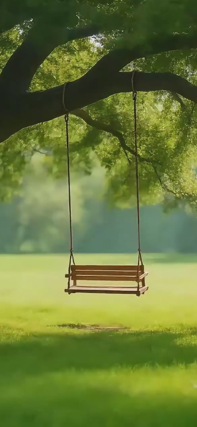 绿色树下秋千