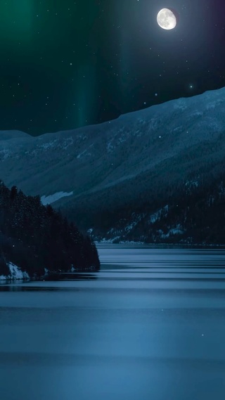静谧月夜极光雪山湖