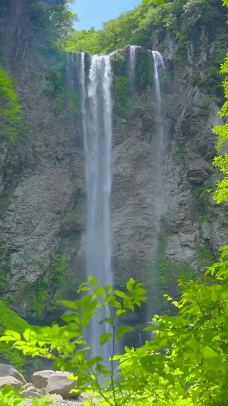 山谷瀑布