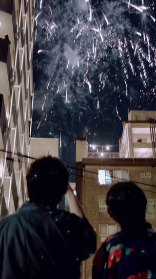 烟花四起 身边有你