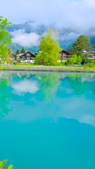 高山湖静谧小镇