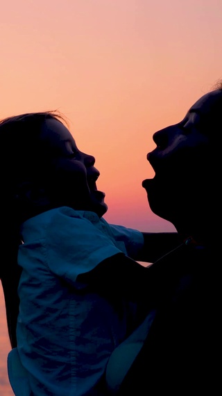 4K 高清 日落时分拥吻的母子