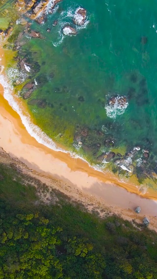 俯看海滩海浪