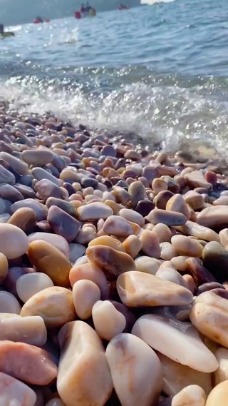 海边的风 最美风景
洁白无瑕石子    清凌凌的水