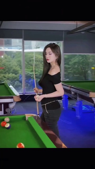 打台球美女