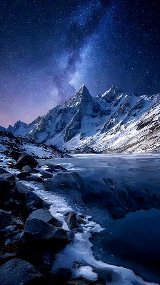 寒峰映夜，星河入梦