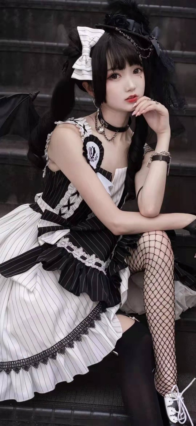 女仆装黑丝小姐姐