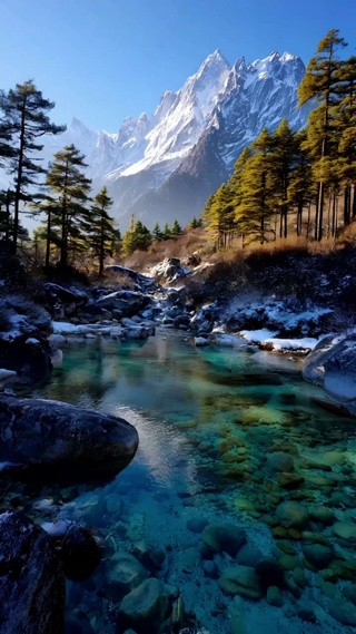 雪山下的蓝绿梦境
