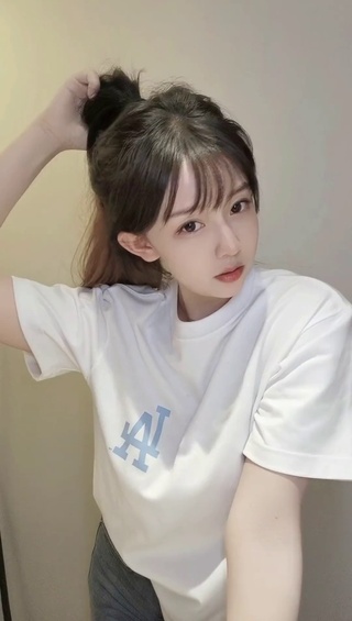 白衣女子的可爱舞蹈