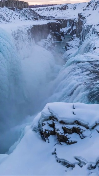 雪山瀑布