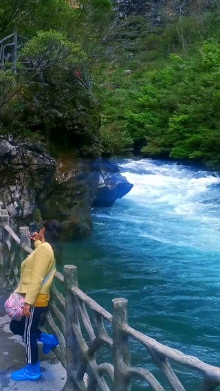 水绕青山山绕水