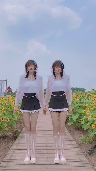 双胞胎跳舞