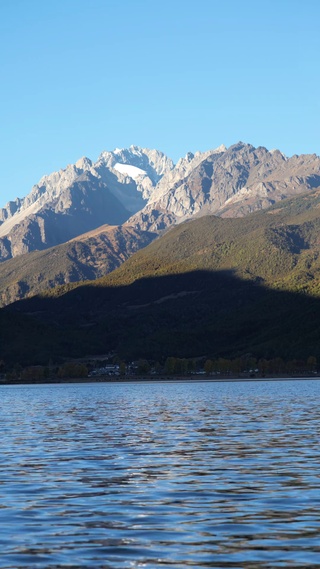 极目远眺.雪山脚下.河水潺潺l