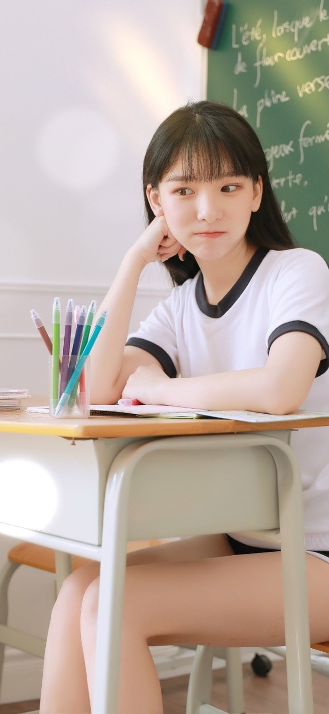 教室中上课的女孩
