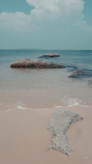 海浪拍岸