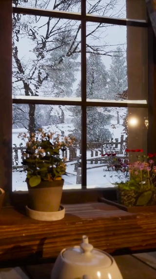 小屋窗外雪景