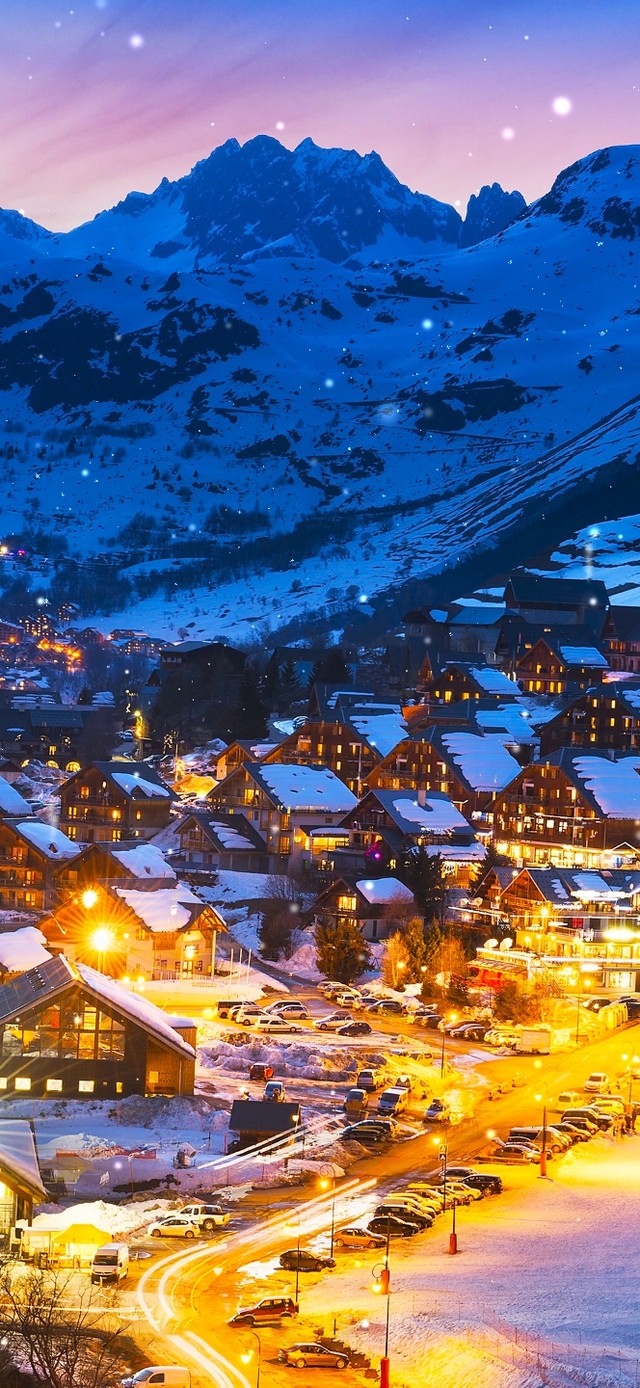 4K唯美冬日雪山下的小镇