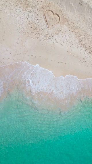 俯瞰浪漫沙滩海浪