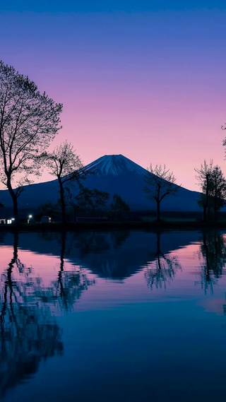 静谧夜晚雪山湖