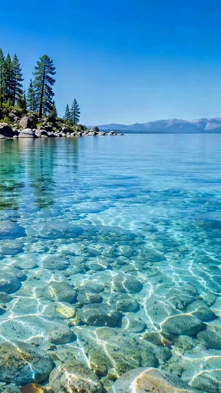 清澈蓝湖湖畔自然风景
