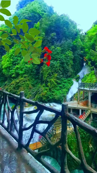  遇一人，山水有逢。
念一人，风过轻澜。
执一人，潋水之滨，
终一人，悱恻至生。
