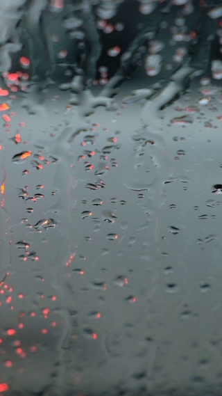 冬日窗户上的雨雪