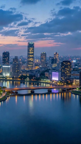 蓝调暮色河畔城市夜景