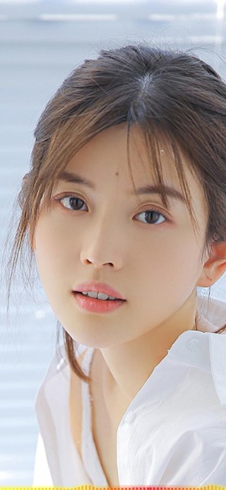 白衬衫女孩