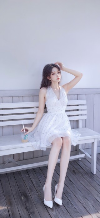 白色连衣裙少女