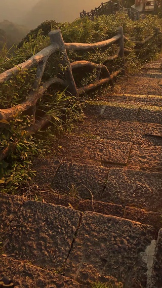 晚霞下远方云海