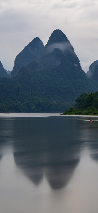 养眼桂林山水雾绕漓江