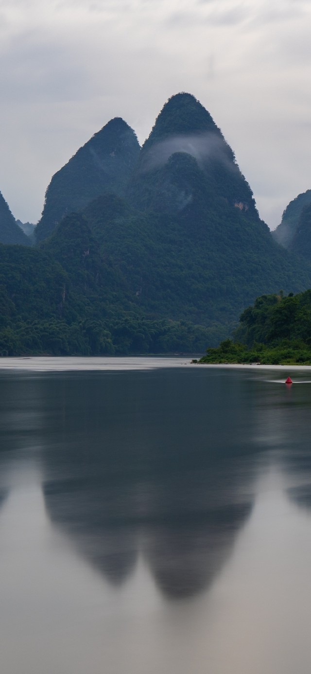 养眼桂林山水雾绕漓江