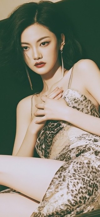 盈盈楼上女，皎皎当窗牖