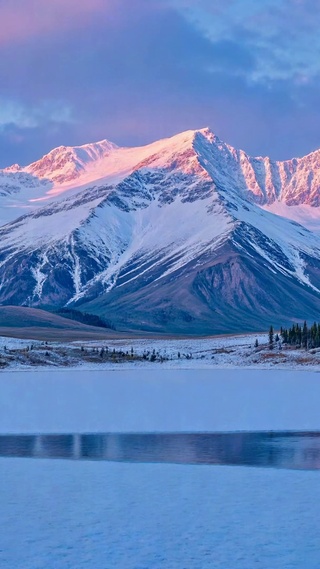 晨光日照金山湖泊雪景