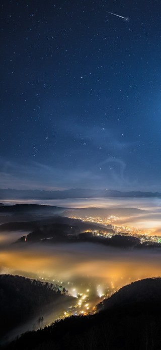 烟雾缭绕的山顶星空景色