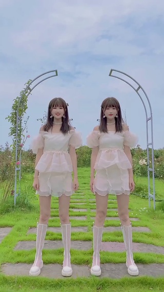双胞胎跳舞
