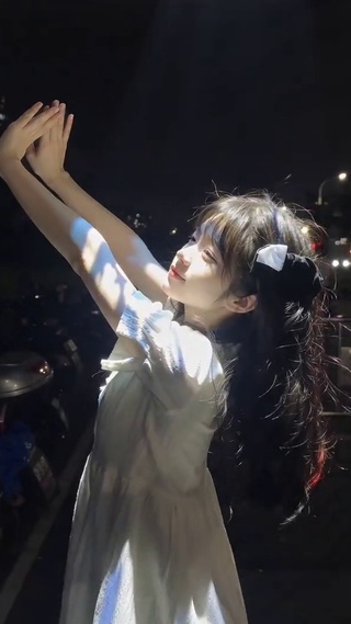 夜晚街头光影少女