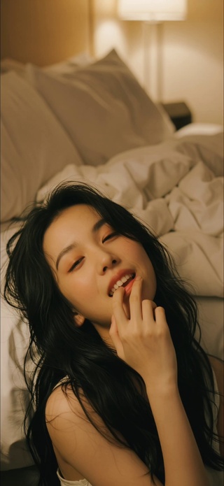 卧室真情流露美女动态壁纸