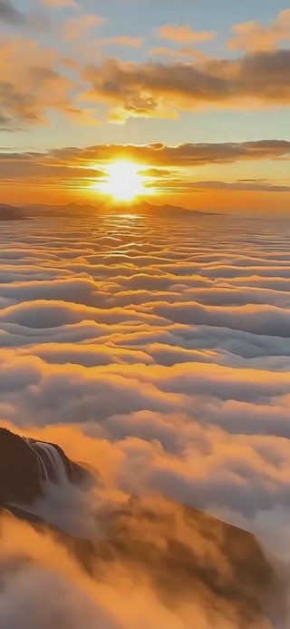 山顶朝阳云雾