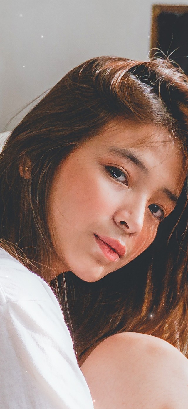 （免费）4K拍照的冷酷白衣少女