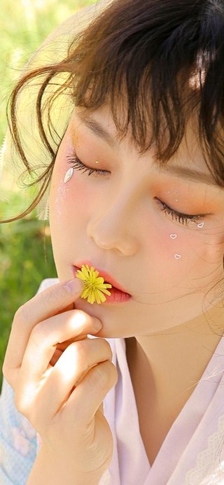 草地上清纯女友