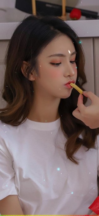 2个清纯性感T恤美女