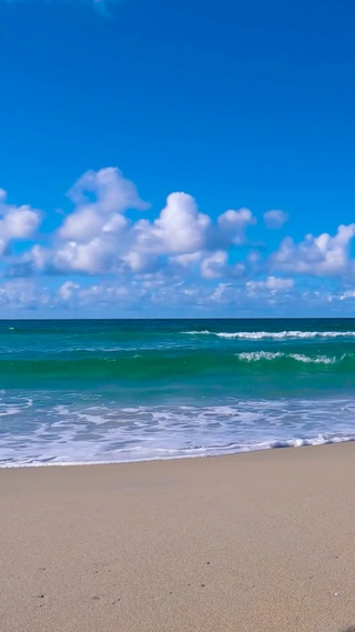 沙滩海浪蓝天白云