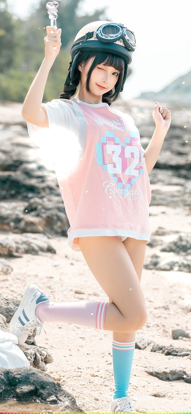 沙滩上清纯长腿美女