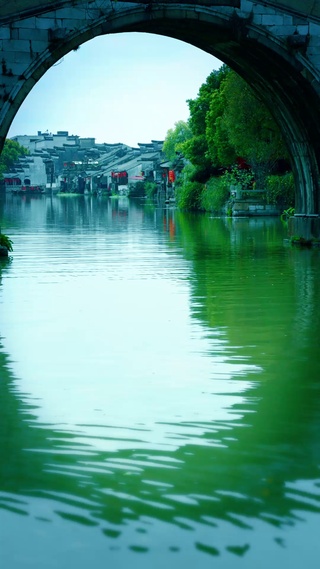 拱桥之下