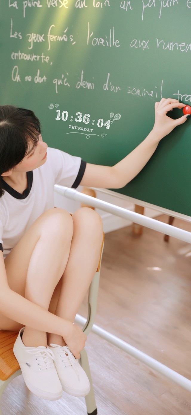 黑板上写字的少女