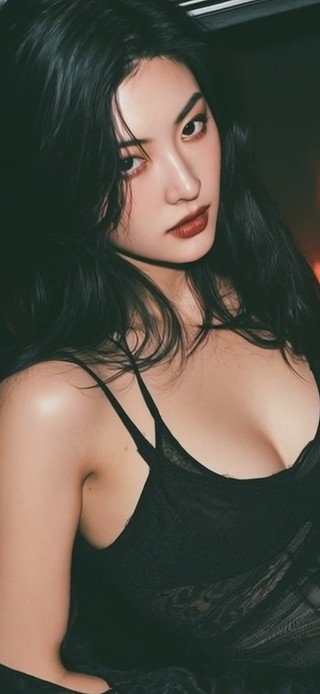 美人梳洗时，满头间珠翠