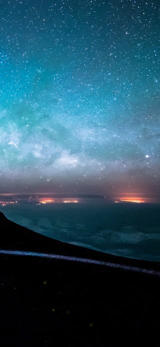 夜晚道路上的星空